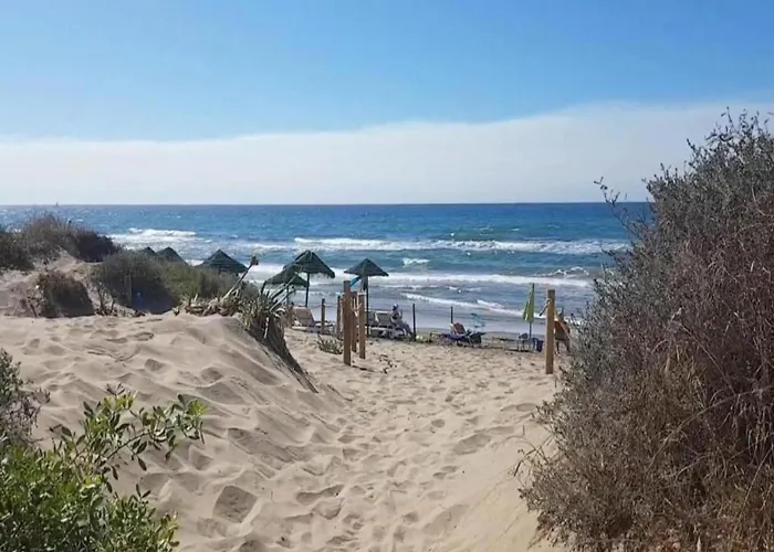 In Steps From Sandy Lejlighed Marbella
